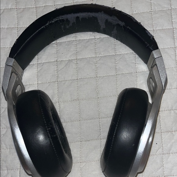 Beats by Dre Black and Silver Over-Ear Headphones - Picture 3 of 7